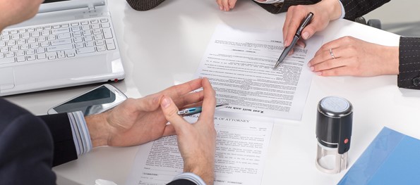abogados_mesa_reunion_papeles